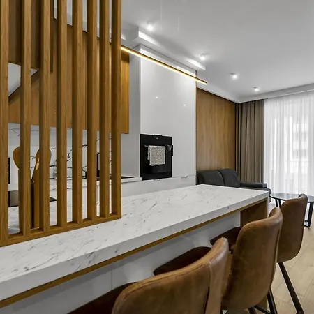 Lotnisko Chopina Modern By Bookinghost