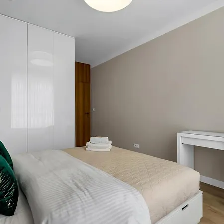 Lotnisko Chopina Modern By Bookinghost